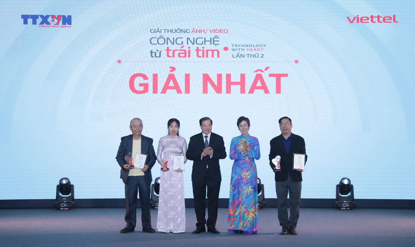 Robot AI phục vụ hành chính công giành giải nhất cuộc thi 'Công nghệ từ trái tim'